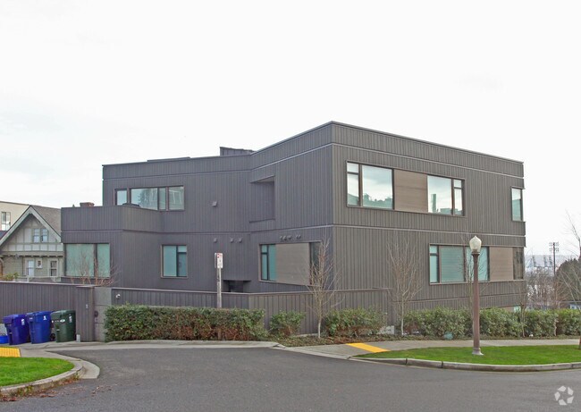 Building Photo - 302 N Stadium Way