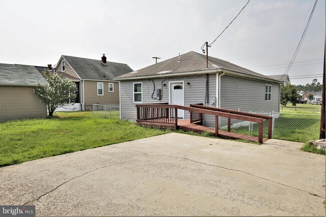 Foto del edificio - 7229 Waldman Ave