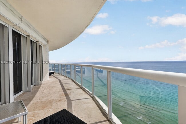 Foto del edificio - 18671 Collins Ave