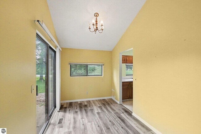 Foto del edificio - 983 Meadowbrook Dr