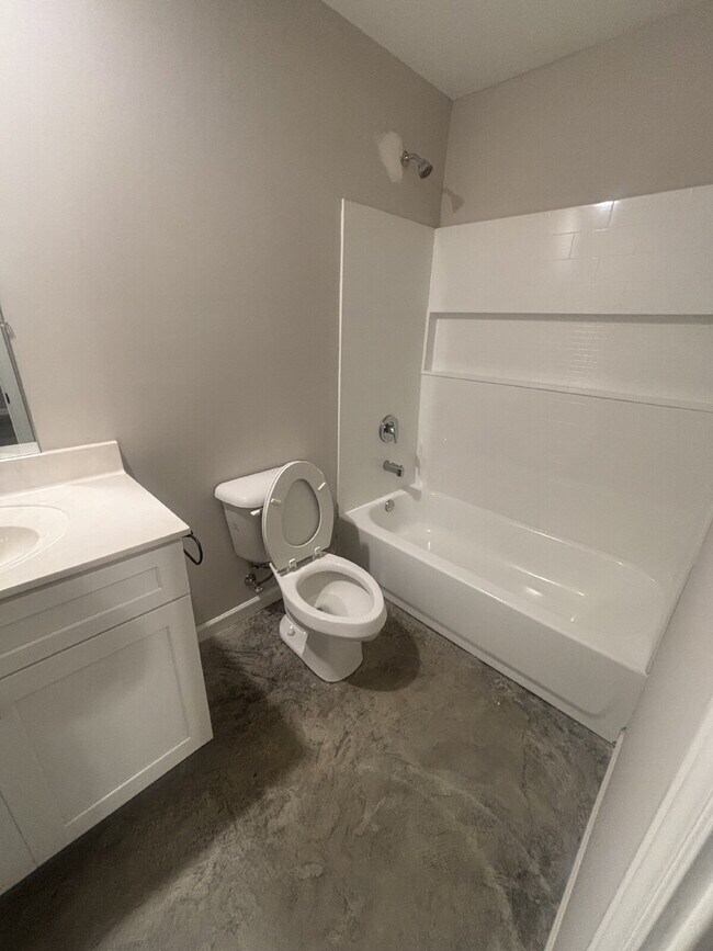 Foto del edificio - "Charming 4-Bedroom Retreat with 2 Full Baths on Sunny View Drive!"