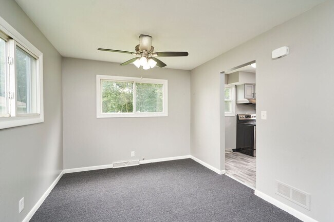 Foto del edificio - Charming 3-Bed Home with New Kitchen, Fresh Finishes & Big Backyard on a Quiet Dead-End Street