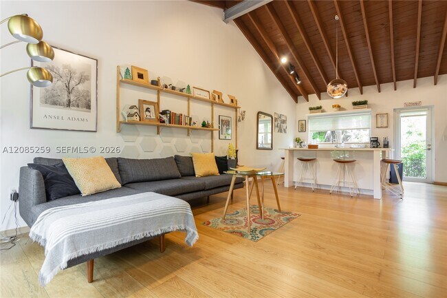 Foto del edificio - 521 NE 68th St