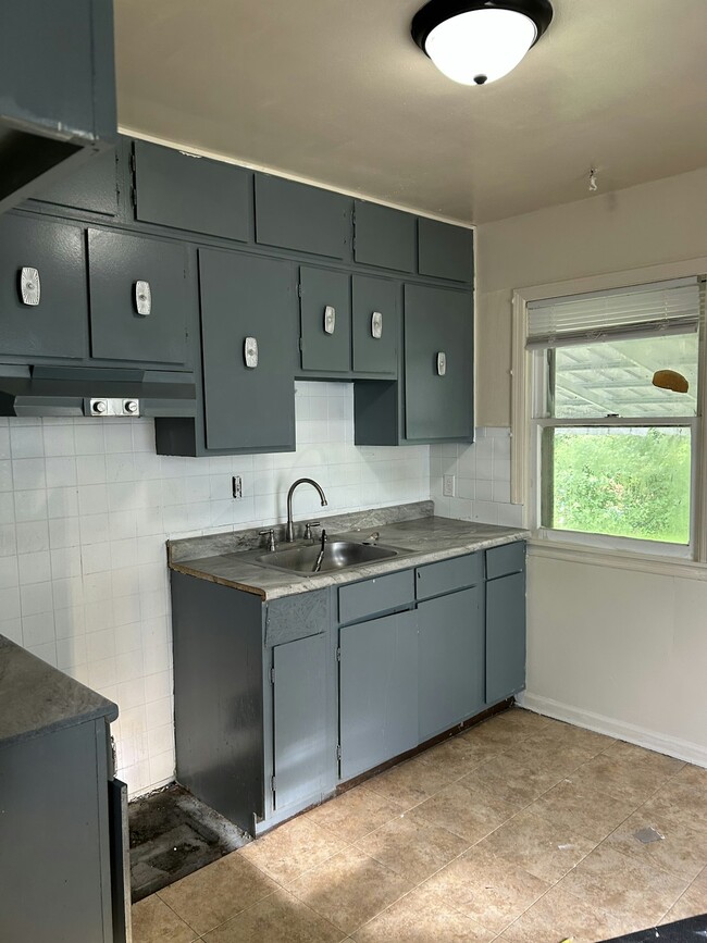 Building Photo - 4608 St James Ave