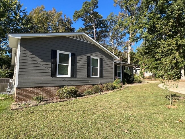 Building Photo - 909 SW Maynard Rd