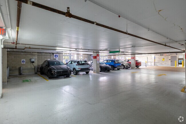 Estacionamiento y carga de vehículos eléctricos - Ann Arbor City Club Apartments