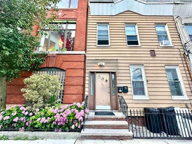 Primary Photo - 86 GRIFFIN St
