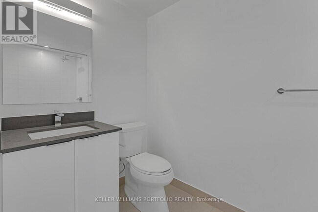 Building Photo - 501 Yonge St