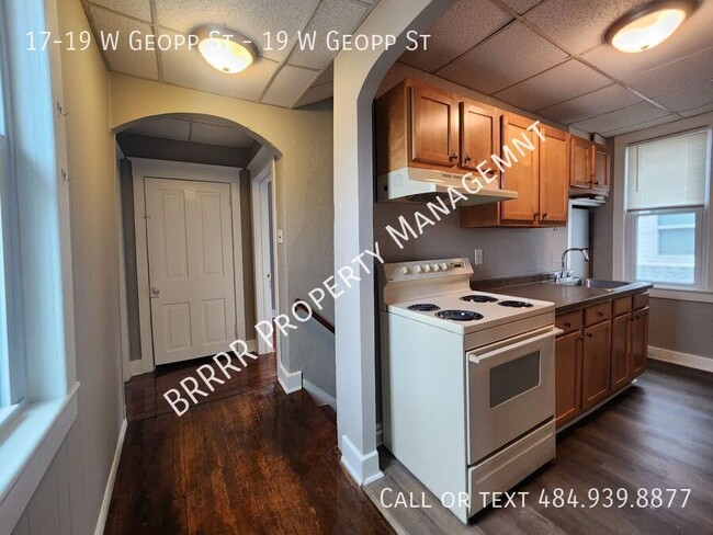 Building Photo - Bright, clean, affordable, off street park...