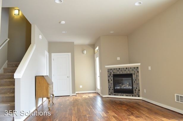 Building Photo - 3 br, 2.5 bath House - 948B Hiawatha Place S