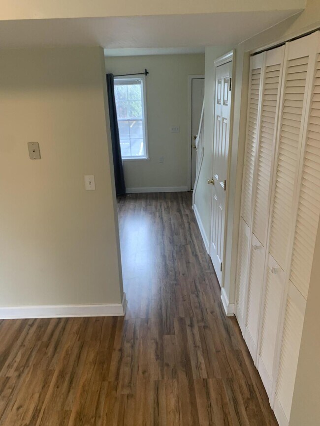 Building Photo - "Charming 3-Bedroom Townhouse with Hardwoo...