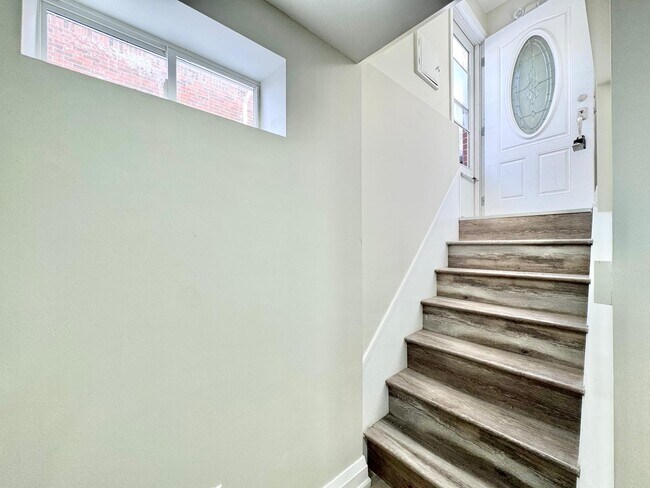 Building Photo - 12 Fernwood Crescent