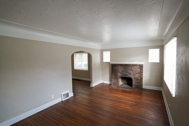 Building Photo - This beautifully updated 3-bedroom, 1-bath single-family home is ready for move-in!