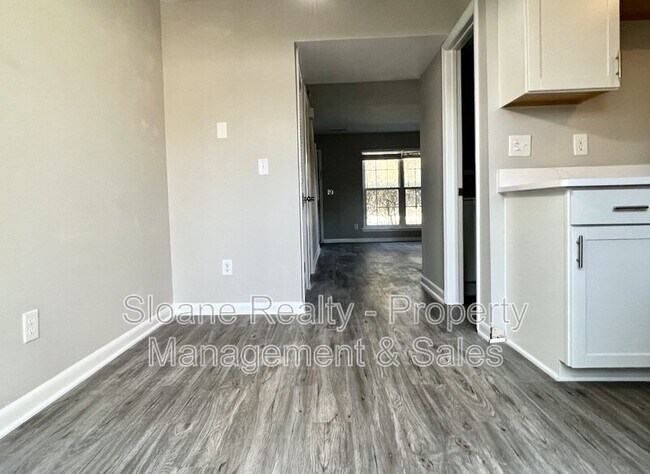 Building Photo - 1295 Mathis Ferry Rd
