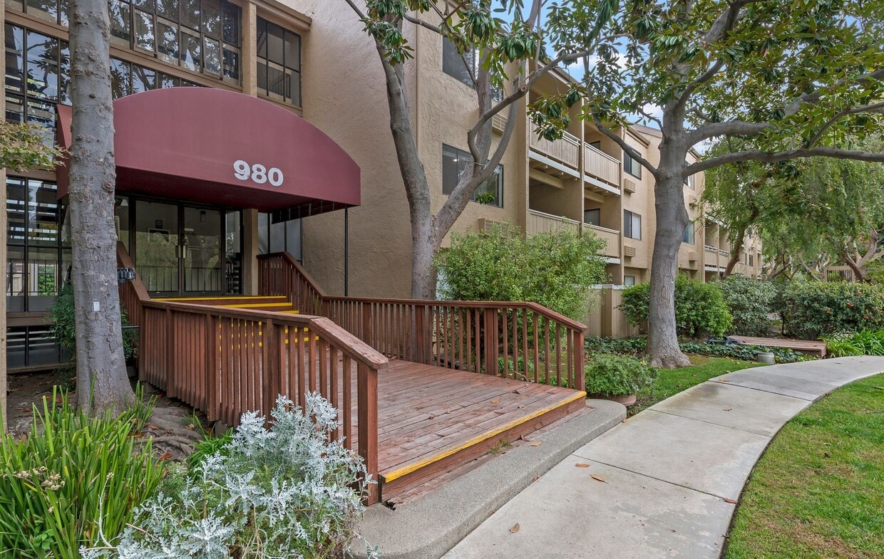 Foto principal - 1 bedroom 1 bath condo in heart of Silicon Valley.