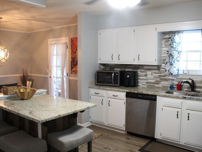Building Photo - 8626 Surry Cir