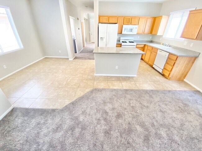 Foto del edificio - BEAUTIFUL 3 BEDROOMS 2.5 BATHS 2 STORY SINGLE FAMILY HOME WITH 2 CAR GARAGE