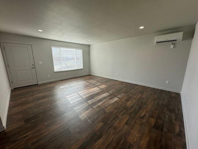 Building Photo - Newer 3 Bed 2 Bath Home In Roseburg