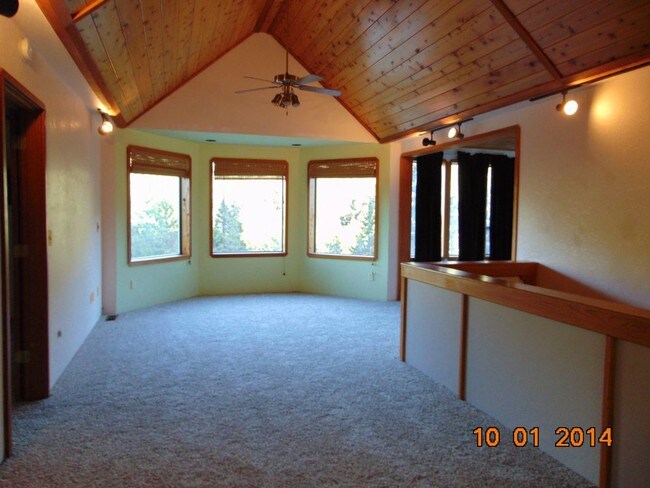Building Photo - Secluded 3-bedroom hillside home with a view