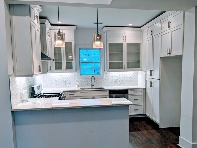 Building Photo - Beautiful Bungalow Right Off Meeting