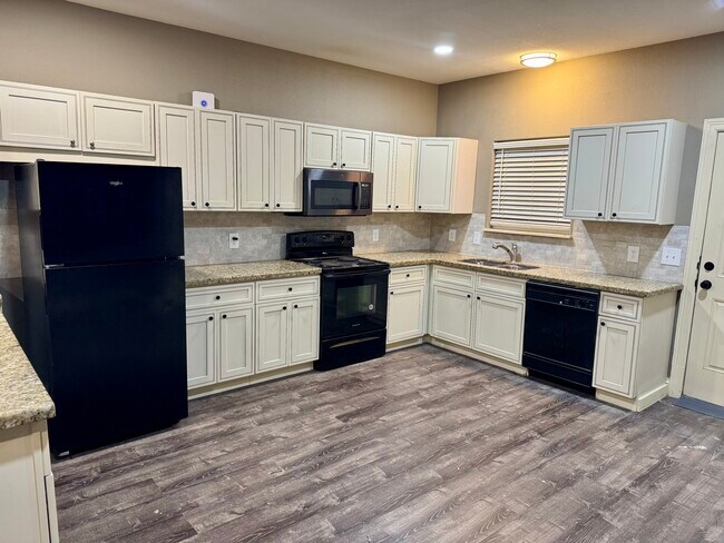 Cocina totalmente amueblada con muchos armarios y electrodomésticos modernos. - 10314 Sierra Dr