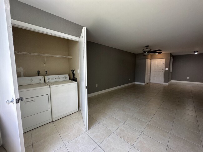 Foto del edificio - 2861 N Oakland Forest Dr
