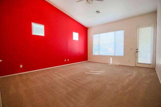 Building Photo - SPACIOUS SINGLE STORY HOME!