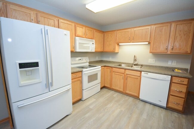 Foto del edificio - Twin home with walk-out basement & great u...