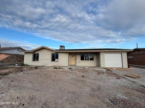 Building Photo - 2633 Dunoon Dr