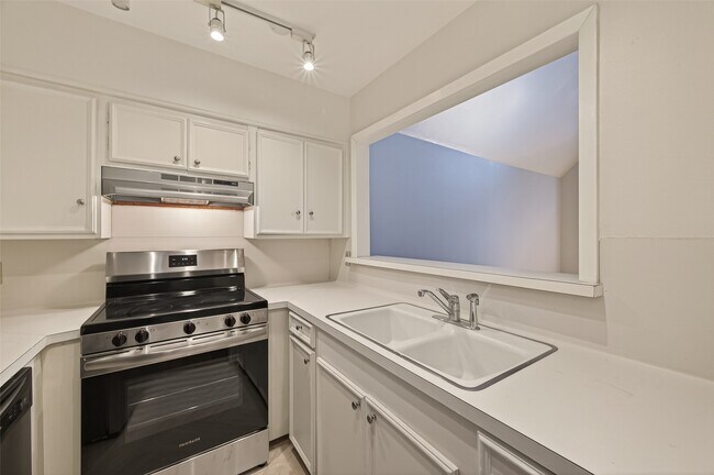 Building Photo - 615 Kipling St