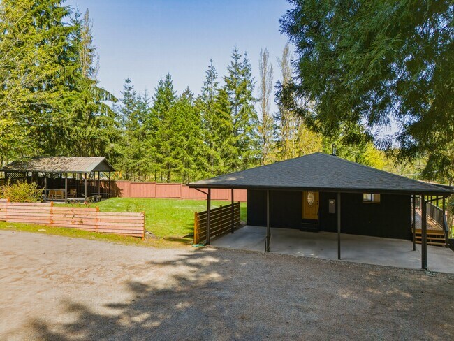 Building Photo - 1366 SE High Ridge Ct