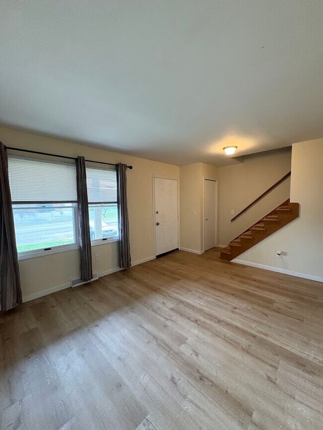 Building Photo - Beautiful and spacious 3 bedroom 2.5 bathroom townhome available for rent