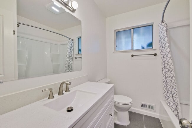 Foto del edificio - 683 Arbutus Ave