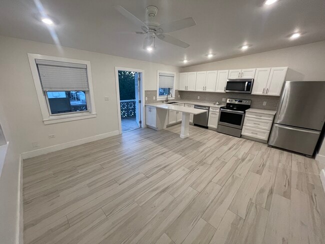 Building Photo - 127 Monroe Dr