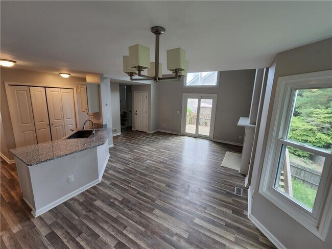 Building Photo - 156 Stoneforest Dr