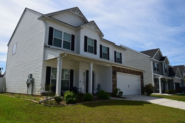 Building Photo - Spacious 4 bed, 2.5 bath Home with Neighborhood Amenities!