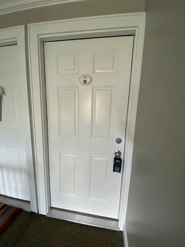 Building Photo - Lovely 1 Bedroom Hyde Park Condo!