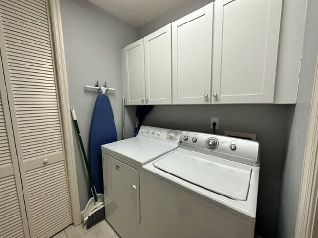 Foto del edificio - Terrific Lake Village Condo