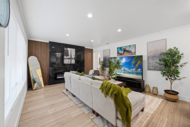 Foto del edificio - 606 S Sunshine Ave