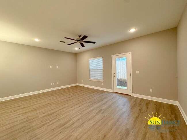 Foto del edificio - Beautiful 3 Bedroom unit in the heart of F...