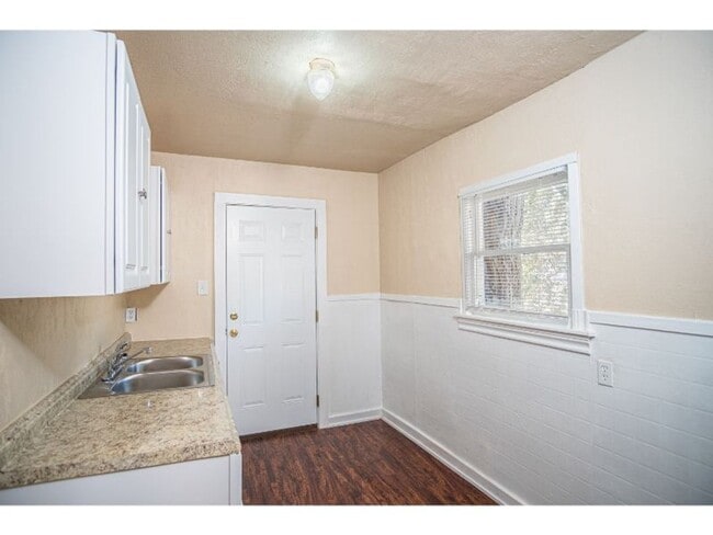 Building Photo - Great Amazing Home So Close to Downtown