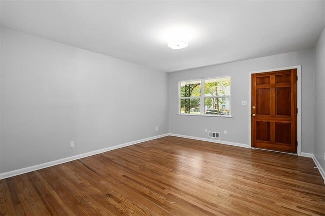 Foto del edificio - 2214 Dogwood Ln NE