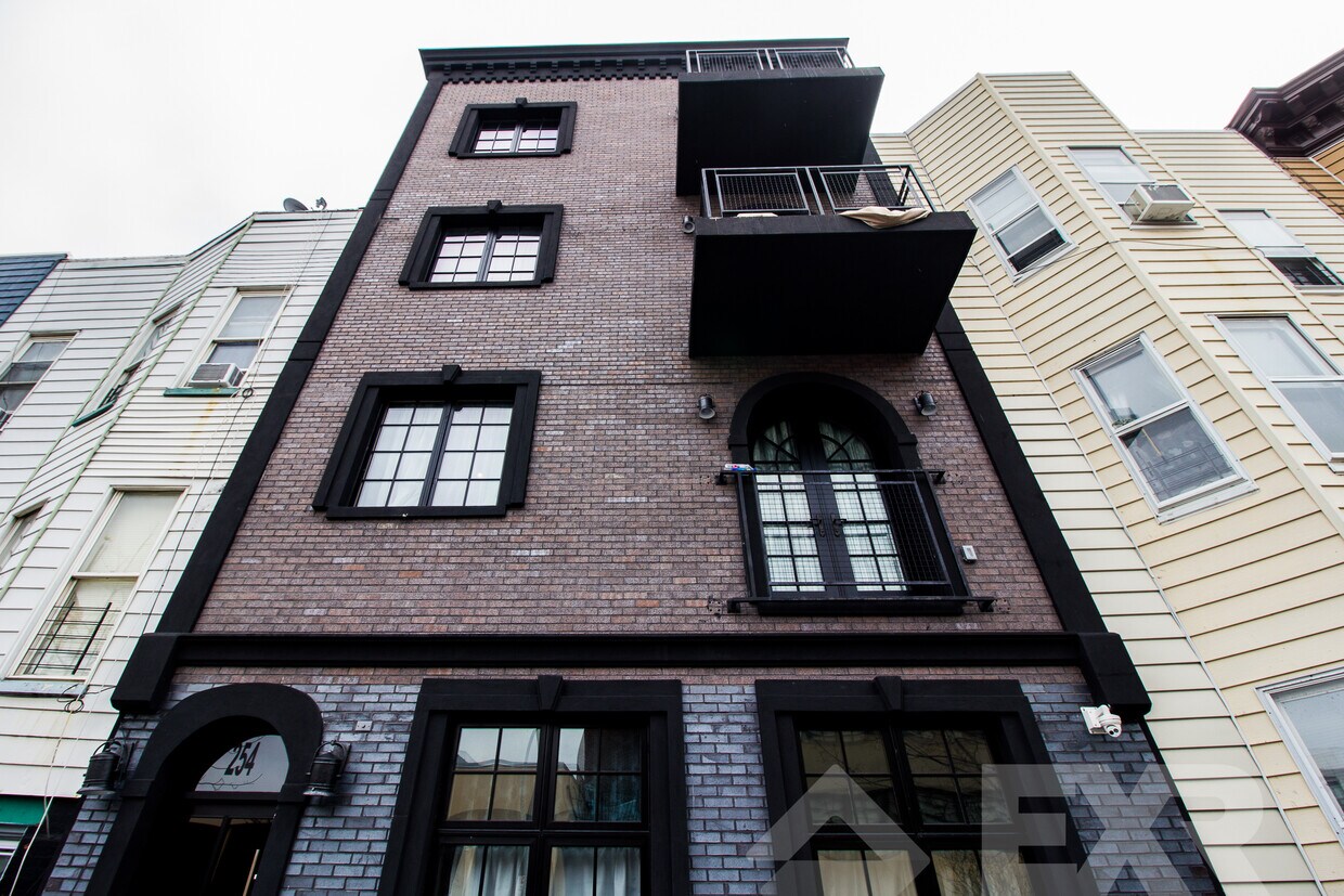 Primary Photo - 254 Palmetto St