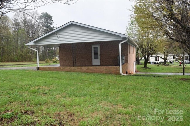 Foto del edificio - Home for Rent – Charming Mid-Century Brick...