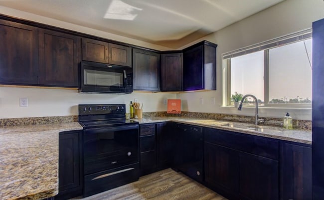 Building Photo - Fantastic 2 Bedroom Condo Avail 5/13