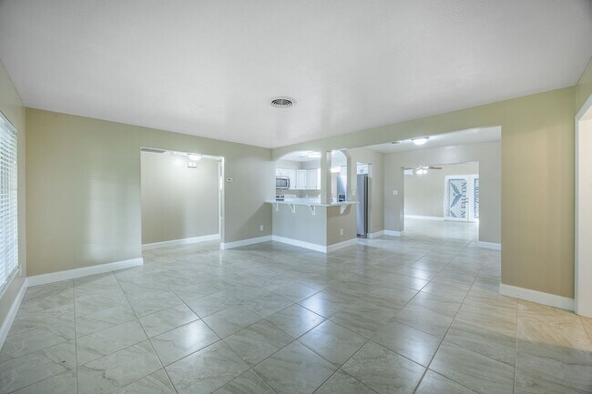 Foto del edificio - Charming 2-Bed, 2-Bath Home for Rent in th...