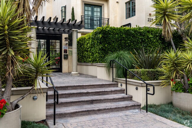 Building Entrance - Villa Hamilton Park