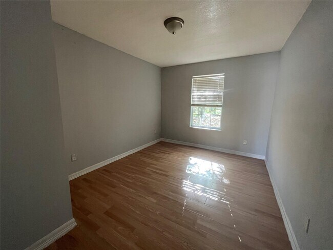 Foto del edificio - 5142 Higgins St