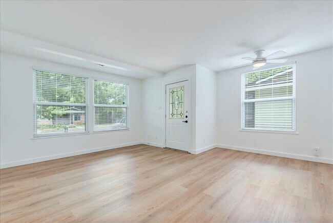 Building Photo - 1900 Forest Hill Dr