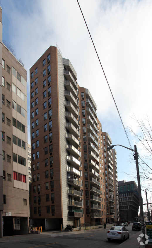 Building Photo - Mutual St